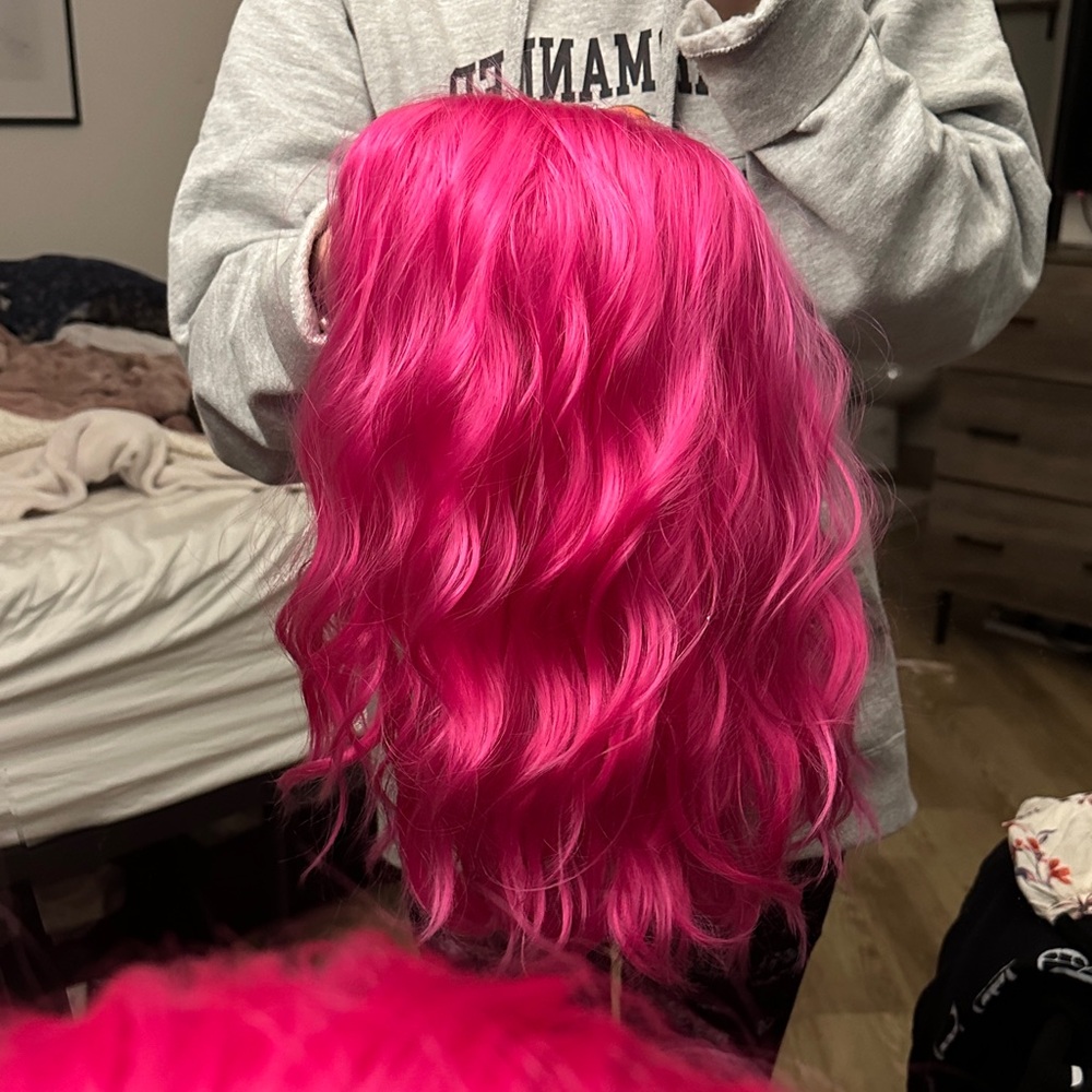 NWOT 16” Bright Pink Wavy Wig